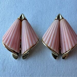 Vintage Lisner Pink Conical Shell Gold tone Clip on Earrings